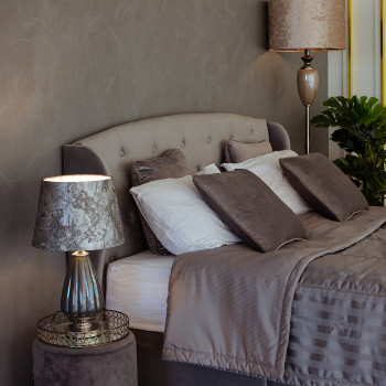 Grīdas lampa LUXO H170cm, krēmkrāsas pērle/stikls, abažūrs: krēmkrāsas samts, iekšpusē: tumši pelēks samts, zīds Grīdas lampa LUXO H170cm, krēmkrāsas pērle/stikls, abažūrs: krēmkrāsas samts, iekšpusē: tumši pelēks samts, zīds