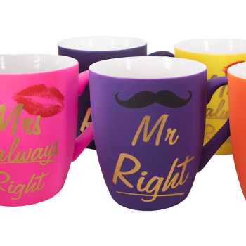 Krūze NEON MR / MRS, 400ml, krāsu sajaukums, keramika ar silikona pārklājumu Krūze NEON MR / MRS, 400ml, krāsu sajaukums, keramika ar silikona pārklājumu