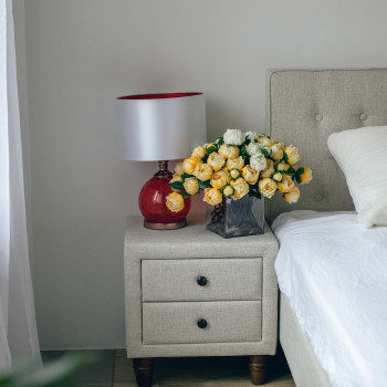 Galda lampa LUXO H45cm, sarkans stikls, abažūrs: balts / oranžs satīna zīds Galda lampa LUXO H45cm, sarkans stikls, abažūrs: balts / oranžs satīna zīds